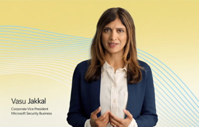 Presentatore davanti a uno schermo con icone di sicurezza.