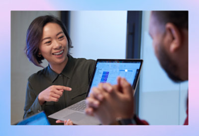 Persona che indica uno portatile.