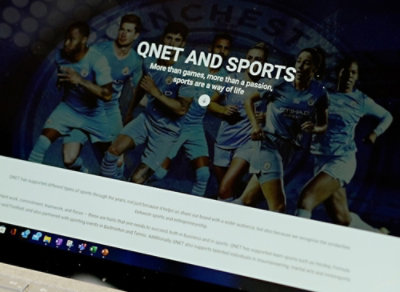 Uno schermo di computer che visualizza un sito web sportivo con un'immagine di un calciatore.