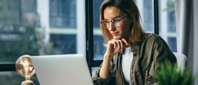 Una donna con la mano sul mento.