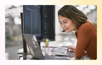 Persona che guarda lo schermo di un portatile.