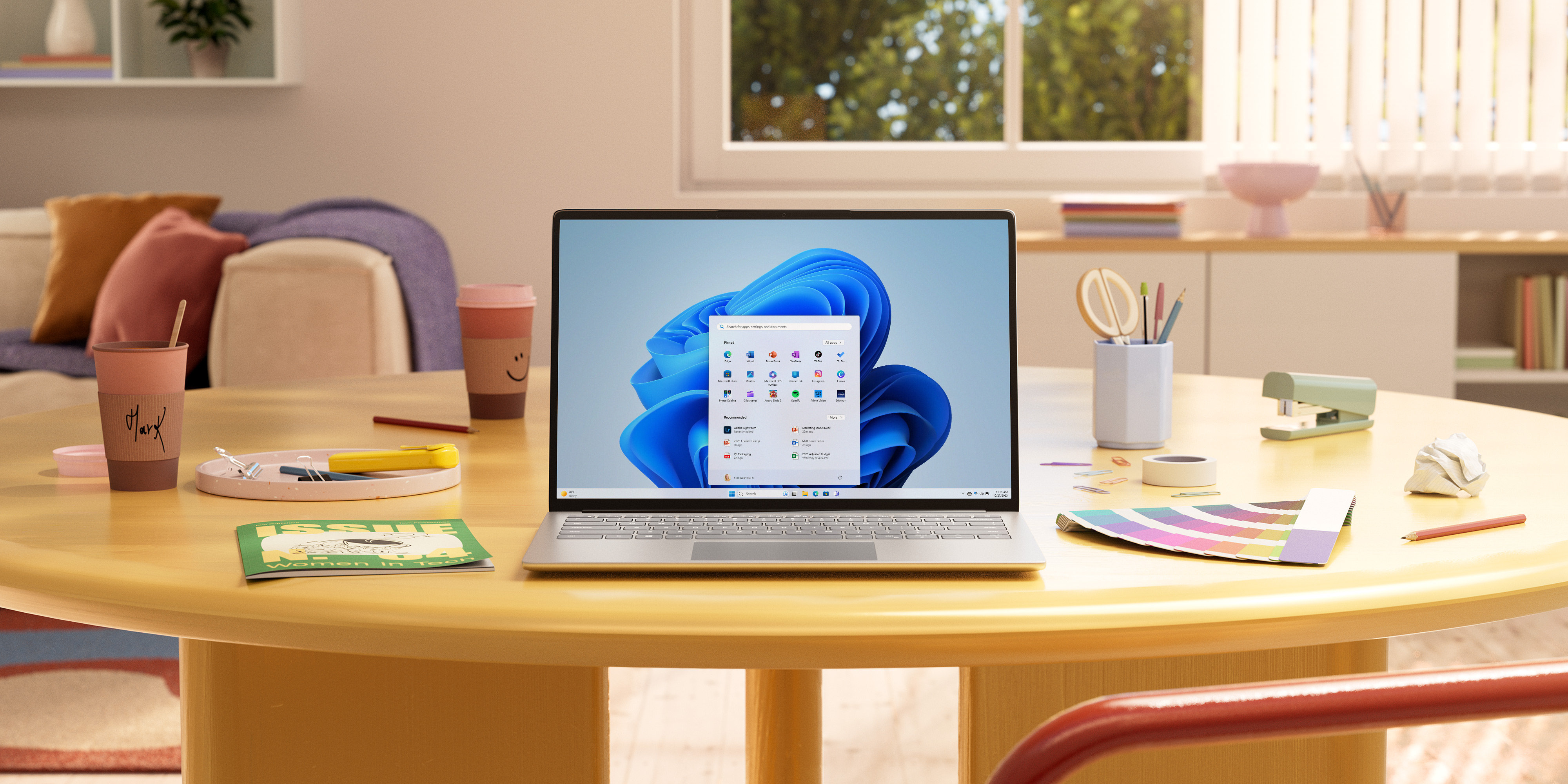 Un portatile aperto, sul suo schermo p visualizzato il menu Start