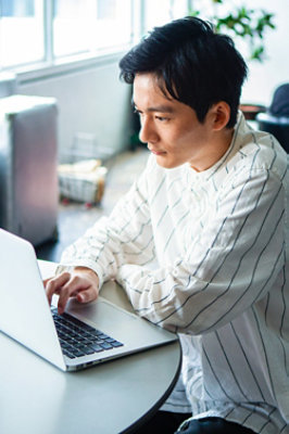 Uomo che usa un portatile.